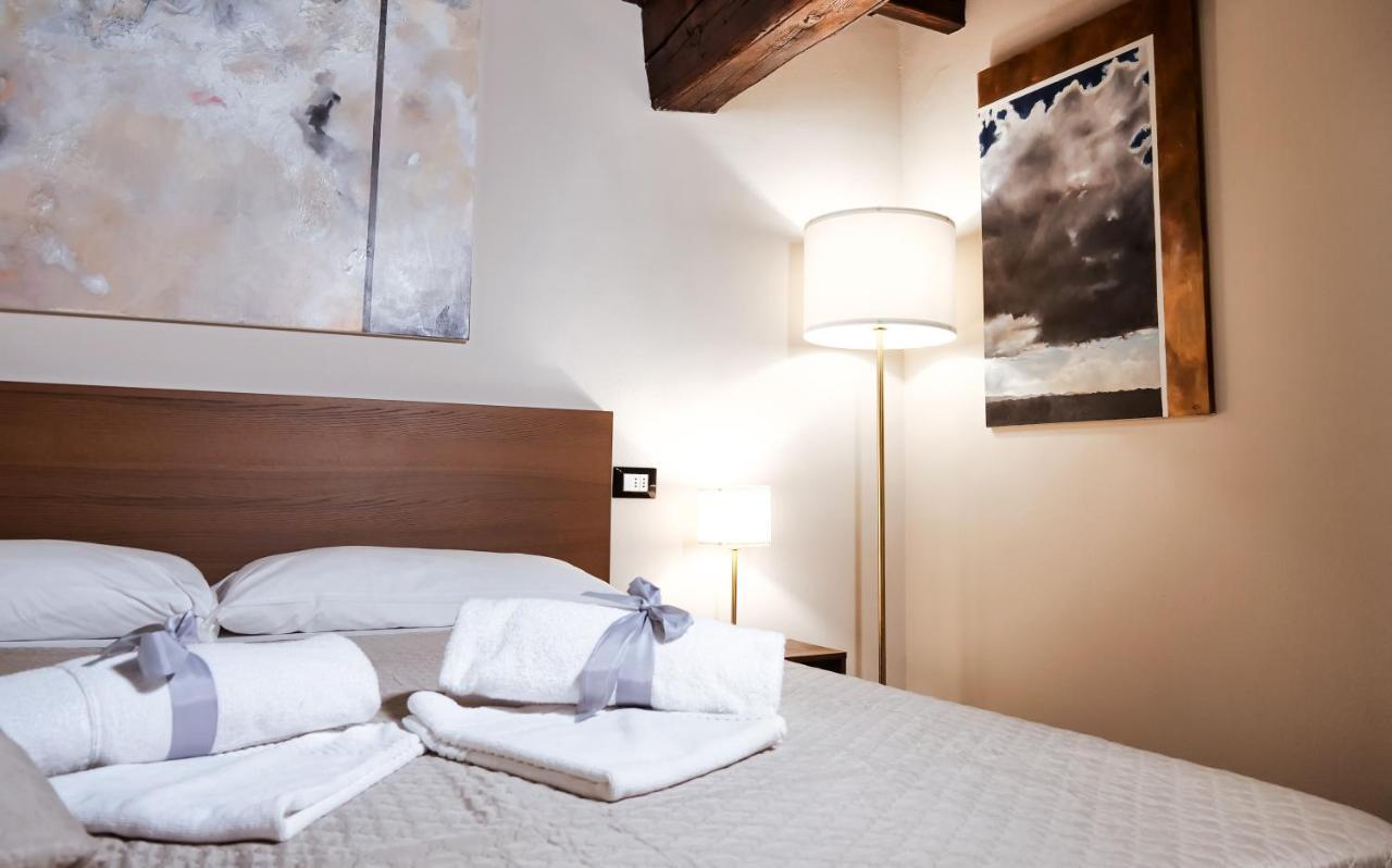 Casa Del Pittore - Elegante Appartamento Del 1200 - Centro Storico Como Ngoại thất bức ảnh