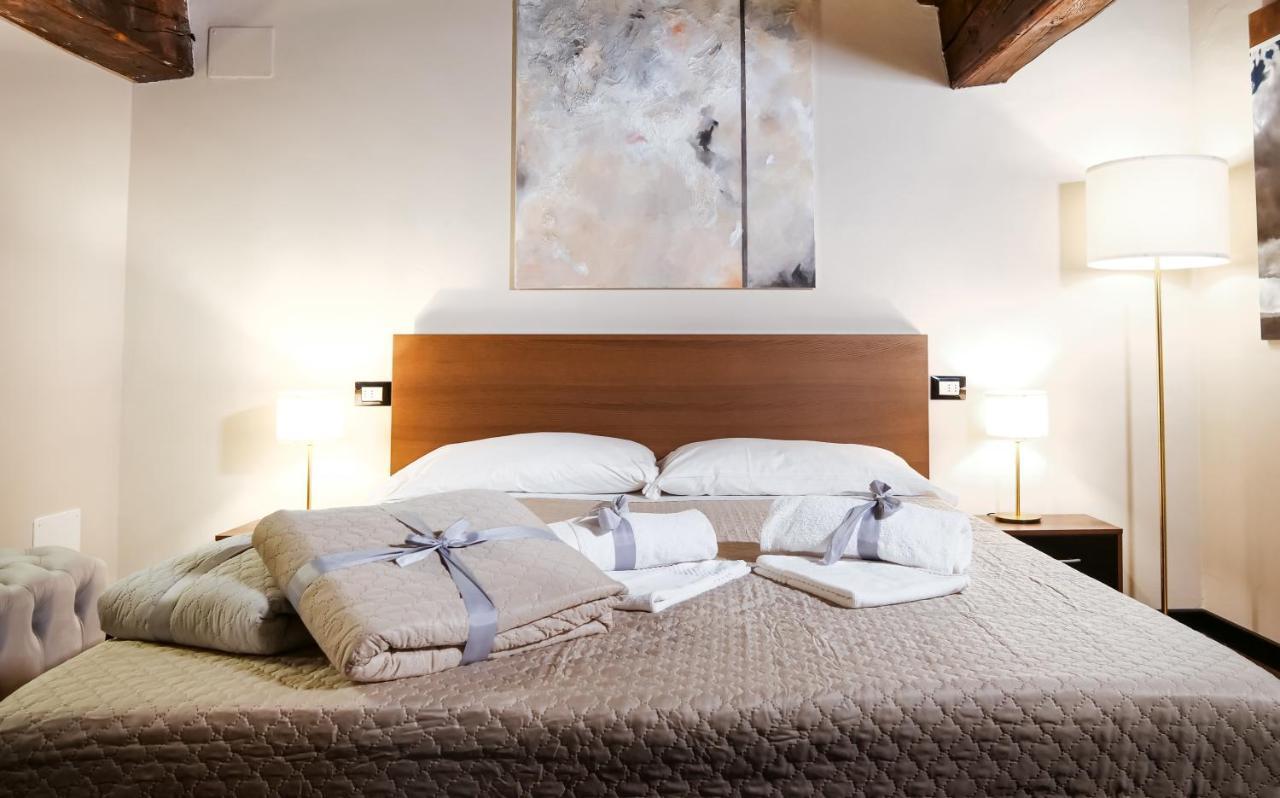 Casa Del Pittore - Elegante Appartamento Del 1200 - Centro Storico Como Ngoại thất bức ảnh